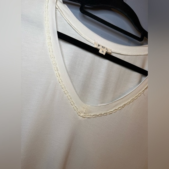 Elegant White V-Neck Women's Top, So Soft!! Size small - Picture 3 of 5